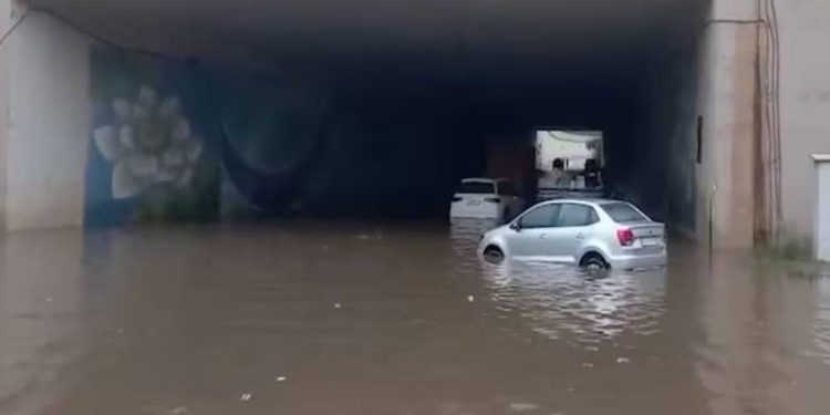 ഉത്തരേന്ത്യയിലും കനത്ത മഴ; വൻ നാശനഷ്ടം; ഡൽഹിയിൽ റോഡ് ഗതാഗതം തടസപ്പെട്ടു