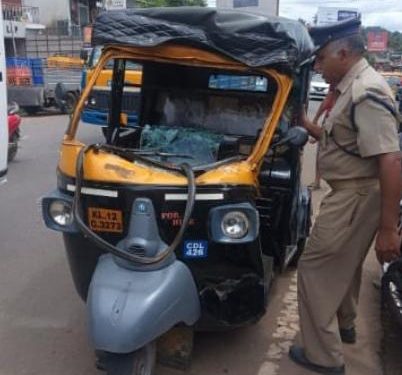 ലോറിയുടെ പിറകിൽ ഓട്ടോ ഇടിച്ചു;ഡ്രൈവർക്ക് പരിക്ക്