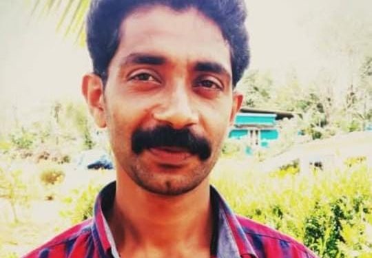 ഇറച്ചി കടയിലേക്ക് മരത്തടി ഇറക്കുന്നതിനിടെ മരം ദേഹത്ത് വീണ് യുവാവ് മരിച്ചു