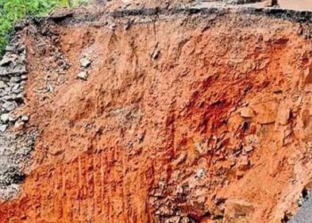 നിർമ്മാണത്തിലിരുന്ന മതിൽ ഇടിഞ്ഞ് വീണ്