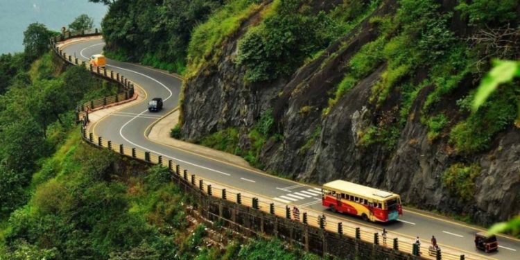 വയനാട് ചുരത്തിൽ വലിയ വാഹനങ്ങൾക്ക് നിയന്ത്രണം