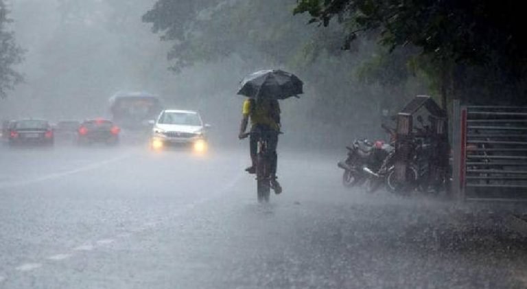 ബംഗാൾ തീരത്ത് തീവ്രന്യൂനമർദം; കനത്ത മഴ തുടരുന്നു: 3 ജില്ലകളിൽ ഇന്ന് റെഡ് അലർട്ട്