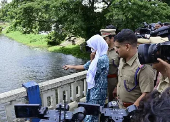 ‘പ്രതിയുടെ മുഖം കാണിക്കണം’; ആക്രോശിച്ച് നാട്ടുകാർ: മൂന്നര വയസ്സുകാരിയെ കൊന്ന അമ്മയുമായി തെളിവെടുപ്പ്