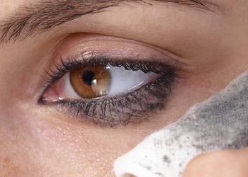 പാസ്പോർട്ടിലെ ഫോട്ടോയുമായി ബന്ധമില്ല; എയർപോർട്ടിൽ യുവതിയുടെ മേക്കപ്പ് തുടപ്പിച്ച് അധികൃതർ