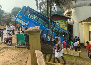 സ്വകാര്യ ബസ് റോഡരികിലെ താഴ്ചയിലേക്ക് ഇടിച്ചിറങ്ങി
