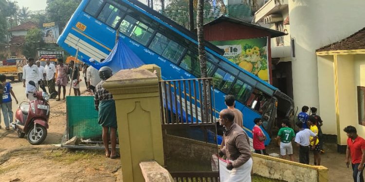 സ്വകാര്യ ബസ് റോഡരികിലെ താഴ്‌ചയിലേക്ക് ഇടിച്ചിറങ്ങി