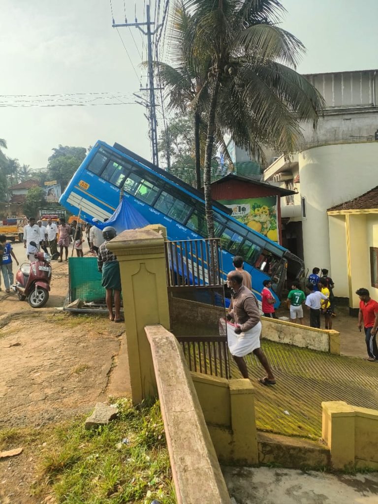 സ്വകാര്യ ബസ് റോഡരികിലെ താഴ്‌ചയിലേക്ക് ഇടിച്ചിറങ്ങി