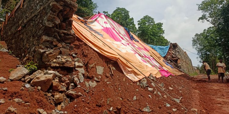 റിസോർട്ടിൻ്റെ സംരക്ഷണമതിൽ കനത്ത മഴയിൽ തകർന്നത് പ്രദേശവാസികൾക്ക്ബുദ്ധിമുട്ടുകൾ സൃഷ്ട്ടിക്കുന്നതായി പരാതി