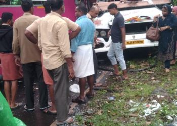 സ്വകാര്യ ബസ്സും  ടൂറിസ്റ്റ് ബസ്സും കൂട്ടിയിടിച്ച് അപകടം, സംഭവം കാട്ടിക്കുളത്ത്