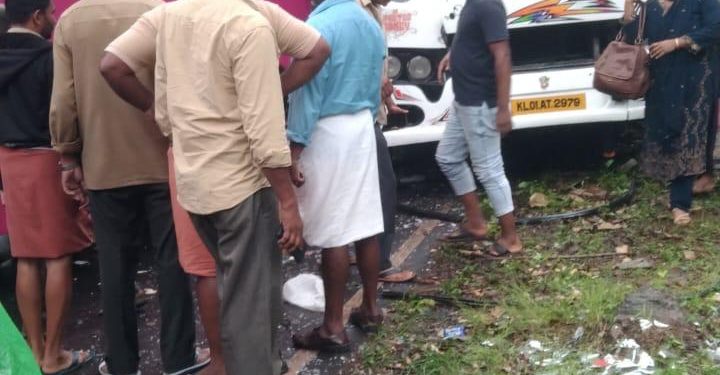 സ്വകാര്യ ബസ്സും  ടൂറിസ്റ്റ് ബസ്സും കൂട്ടിയിടിച്ച് അപകടം, സംഭവം കാട്ടിക്കുളത്ത്