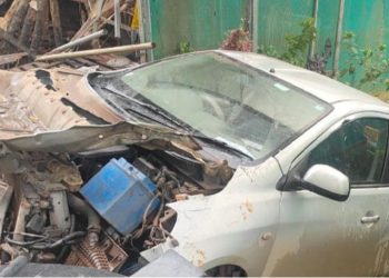 കാര്‍ നിയന്ത്രണം വിട്ട് റോഡരികിലേക്ക് മറിഞ്ഞു