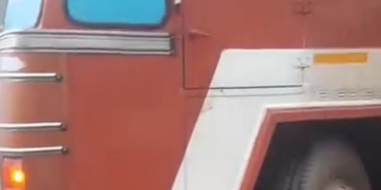 വയനാട് ചുരത്തിൽ ലോറിയുടെ ടയർ പൊട്ടി അപകടം