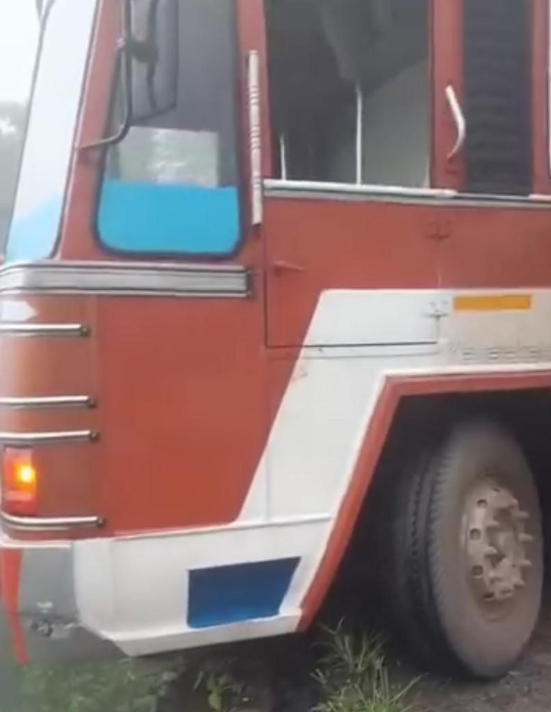 വയനാട് ചുരത്തിൽ ലോറിയുടെ ടയർ പൊട്ടി അപകടം