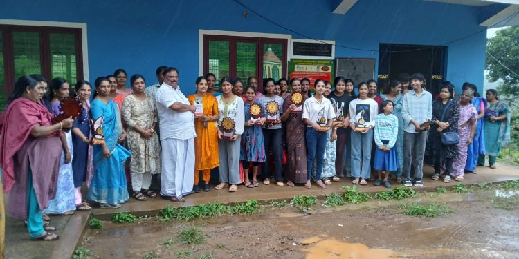 എസ്എസ്എൽസി, പ്ലസ് ടു വിജയികളെയും കുടുംബശ്രീ അരങ്ങ് വിജയികളെയും ആദരിച്ചു