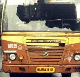 ഓടിക്കൊണ്ടിരിക്കുന്ന ബസ്സിന്റെ ചില്ല് തകര്‍ത്ത് യുവാവ് പുറത്തേക്ക് ചാടി