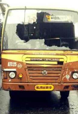 ഓടിക്കൊണ്ടിരിക്കുന്ന ബസ്സിന്റെ ചില്ല് തകര്ത്ത് യുവാവ് പുറത്തേക്ക് ചാടി