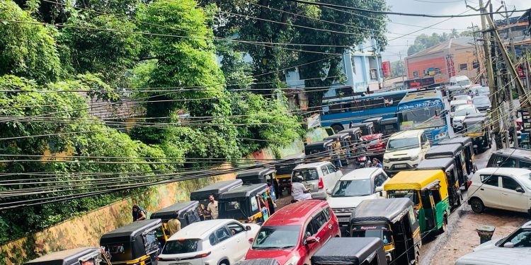 മാനന്തവാടി ബസ്‌സ്റ്റാൻ്റ് പരിസരത്ത് ഗതാഗതകുരുക്ക് തുടർക്കഥയാകുന്നു