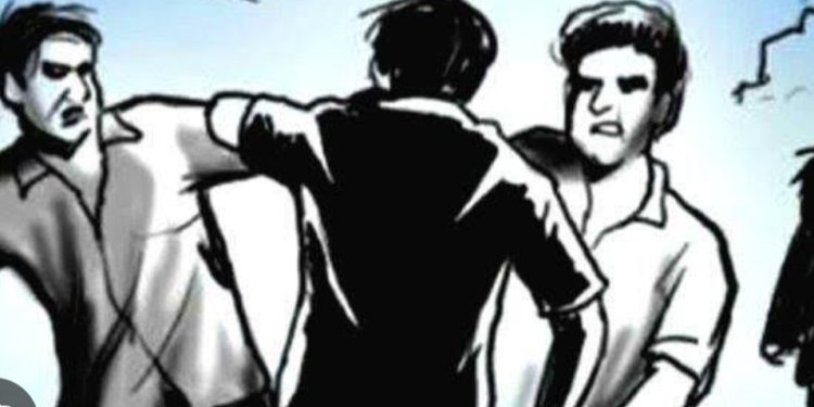 കാറിന് സൈഡ് നൽകിയില്ല, കെഎസ്ആർടിസി ഡ്രൈവർക്കും കണ്ടക്ടർക്കും മർദ്ദനം