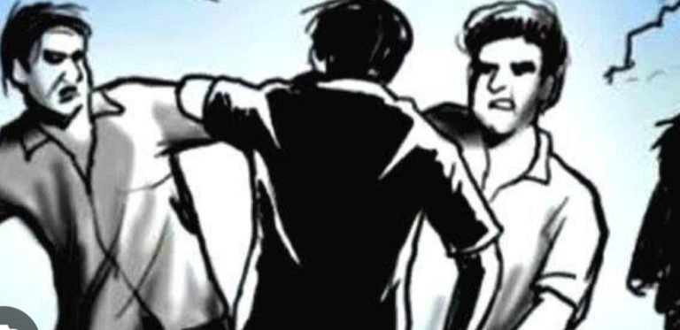 കാറിന് സൈഡ് നൽകിയില്ല, കെഎസ്ആർടിസി ഡ്രൈവർക്കും കണ്ടക്ടർക്കും മർദ്ദനം
