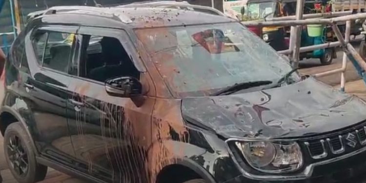 നിയന്ത്രണംവിട്ട കാർ ഫുട്പാത്തിലേക്ക് ഇടിച്ചു കയറി