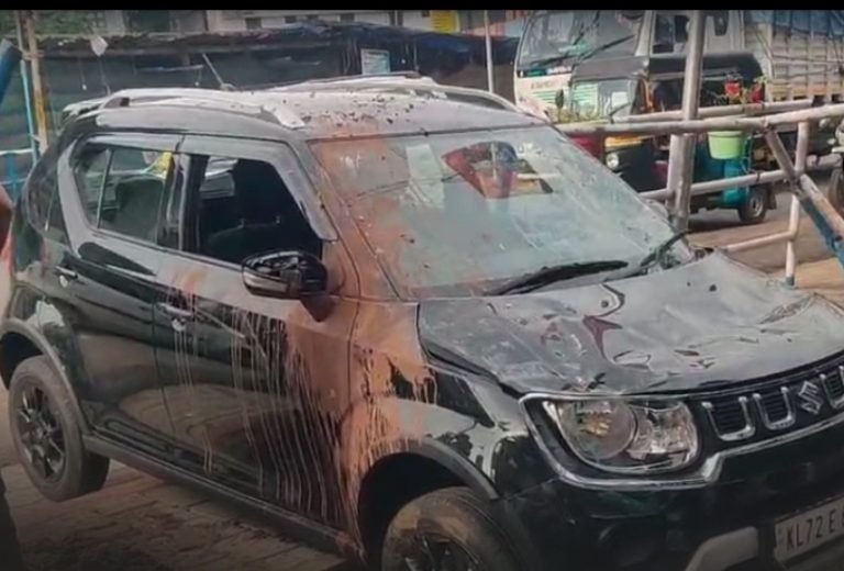നിയന്ത്രണംവിട്ട കാർ ഫുട്പാത്തിലേക്ക് ഇടിച്ചു കയറി