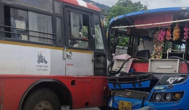 സ്വകാര്യബസ്സും കർണാടക ആർടിസിയും കൂട്ടിയിടിച്ച് അപകടം