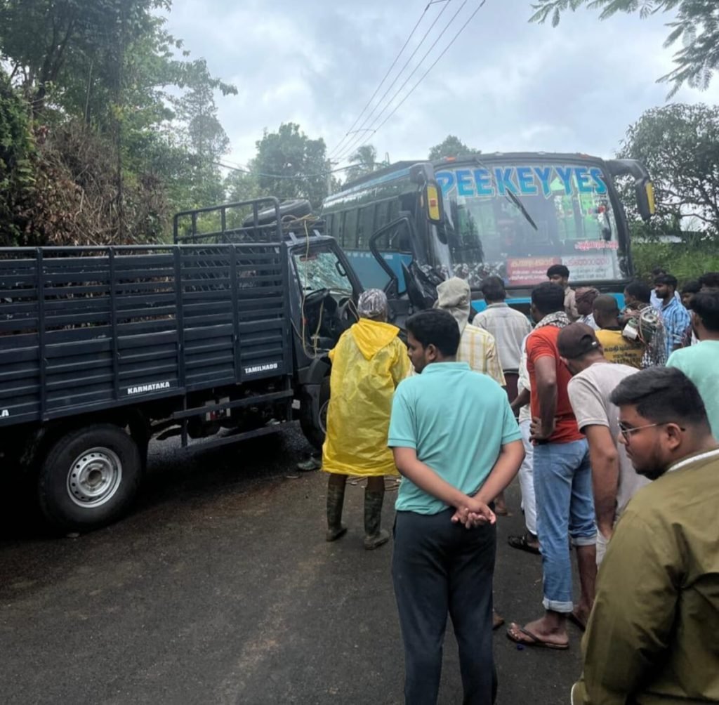സ്വകാര്യ ബസ്സും ടെമ്പോ വാനും കൂട്ടിയിടിച്ചു