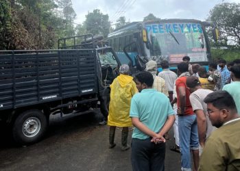 സ്വകാര്യ ബസ്സും ടെമ്പോ വാനും കൂട്ടിയിടിച്ചു
