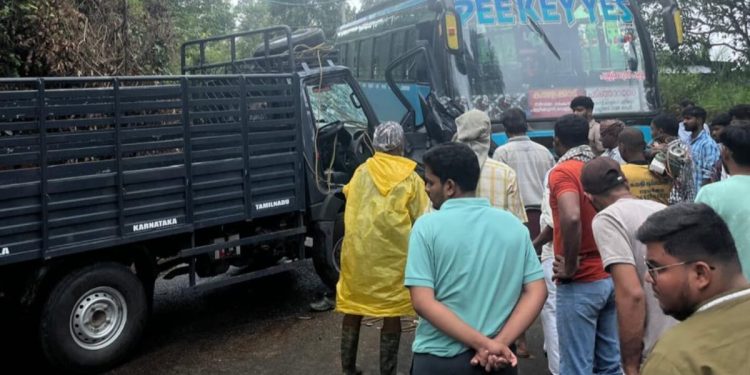 സ്വകാര്യ ബസ്സും ടെമ്പോ വാനും കൂട്ടിയിടിച്ചു