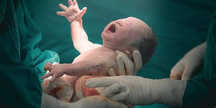 ആശുപത്രി വരാന്തയിൽ യുവതിക്ക് സുഖപ്രസവം