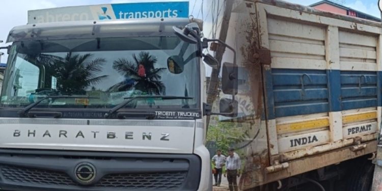 ലോറിയിടിച്ച് വൈദ്യുതി പോസ്റ്റ് തകർന്നു