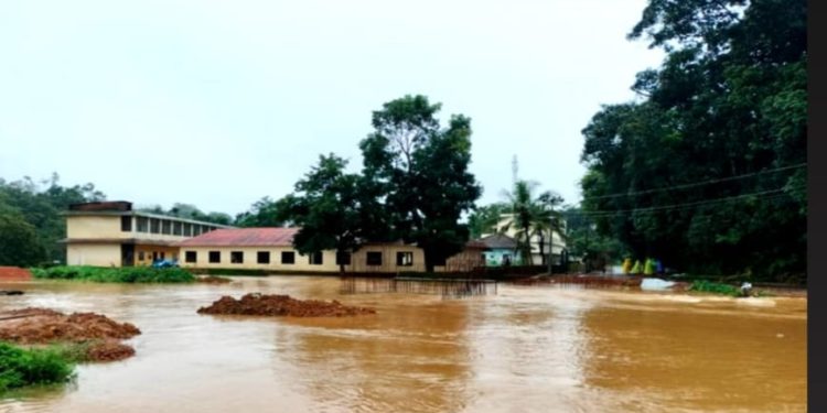 കുഞ്ഞോം ഗവ.ഹയർ സെക്കണ്ടറി സ്കൂളിന് സമീപം ജലനിരപ്പ് ഉയർന്നു