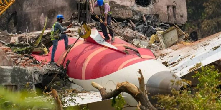 അഹമ്മദാബാദ് വിമാന അപകടം; കൊല്ലപ്പെട്ടവരുടെ മൃതദേഹങ്ങൾ തിരിച്ചറിയുന്ന നടപടി തുടരുന്നു