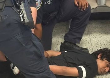 തറയിൽ മുഖം അമർത്തി വിലങ്ങണിയിച്ചു, പരിഗണിച്ചത് ക്രിമിനലിനെ പോലെ: യുഎസിൽ ഇന്ത്യൻ വിദ്യാർഥിക്ക് അതിക്രൂര പീഡനം