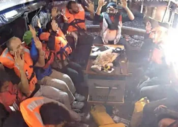 ഗാസയ്ക്ക് സഹായവുമായി പോയ കപ്പൽ തടഞ്ഞ് ഇസ്രയേൽ കമാൻഡോകൾ; ഗ്രേറ്റ ഉൾപ്പെടെ 12 പേർ നടുക്കടലിൽ