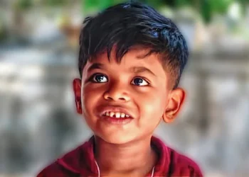 കളിപ്പാട്ടത്തിൽ ചവിട്ടി പിതാവ് വീണു; കയ്യിലുണ്ടായിരുന്ന 4 വയസ്സുകാരന് ദാരുണാന്ത്യം