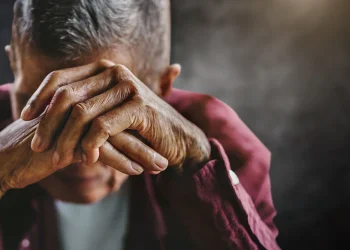 റിട്ട. പ്രഫസറിന്റെ 6 കോടിയുടെ സ്വത്തുക്കൾ തട്ടിയെടുത്ത് യുവതി, സ്വന്തമാക്കിയത് 4 ഫ്ലാറ്റുകൾ; അധ്യാപകൻ വൃദ്ധസദനത്തിൽ