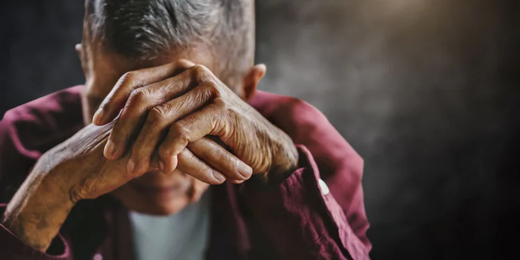 റിട്ട. പ്രഫസറിന്റെ 6 കോടിയുടെ സ്വത്തുക്കൾ തട്ടിയെടുത്ത് യുവതി, സ്വന്തമാക്കിയത് 4 ഫ്ലാറ്റുകൾ; അധ്യാപകൻ വൃദ്ധസദനത്തിൽ