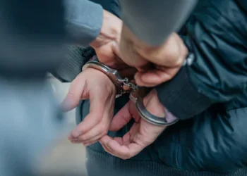 പ്ലസ്ടുവിന് ഒരുമിച്ച് പഠിച്ചു, ലഹരിക്കടത്തിനായി വീണ്ടും ഒന്നിച്ചു; കേറ്ററിങ് മറയാക്കി കച്ചവടം: യുവാവും യുവതിയും അറസ്റ്റിൽ