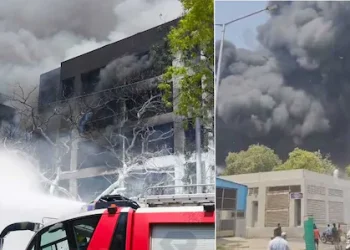 അഹമ്മദാബാദിൽ വിമാനം തകർന്നു വീണു; വിമാനത്തിൽ 242 യാത്രക്കാർ