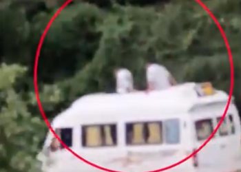 ട്രാവലറിൻ്റെ മുകളിൽ കയറി സഞ്ചാരികളുടെ സാഹസികയാത്ര