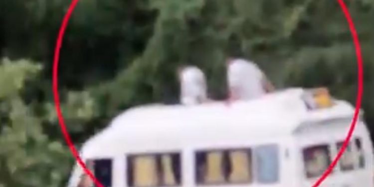 ട്രാവലറിൻ്റെ മുകളിൽ കയറി സഞ്ചാരികളുടെ സാഹസികയാത്ര