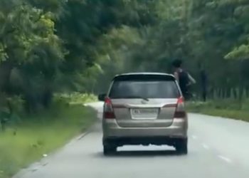 കാറിന്റെ ഡോറിലിരുന്ന് യുവാവിന്റെ സാഹസിക യാത്ര