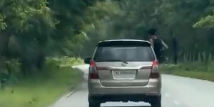 കാറിന്റെ ഡോറിലിരുന്ന് യുവാവിന്റെ സാഹസിക യാത്ര