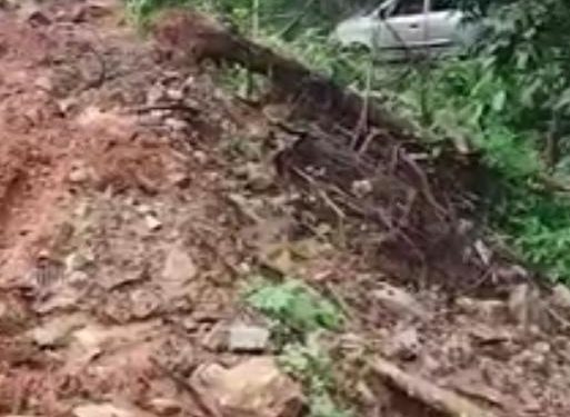 കാർ കുഴിയിലേക്ക് മറിഞ്ഞ് അഞ്ചംഗ കുടുബം അത്ഭുതകരമായി രക്ഷപ്പെട്ടു