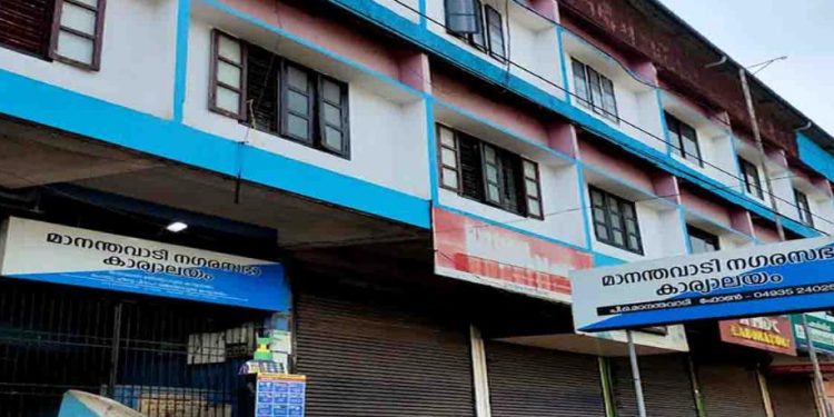 മാനന്തവാടി നഗരസഭ ഭരണസമിതി യോഗം:എല്‍ഡിഎഫ് കൗണ്‍സിലര്‍ ഇറങ്ങിപ്പോയി