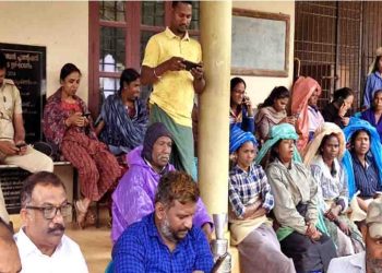 പ്രിയദര്‍ശിനി ടീ എസ്‌റ്റേറ്റിലെ തൊഴിലാളികള്‍  എസ്‌റ്റേറ്റ് ഓഫീസ് ഉപരോധിക്കുന്നു