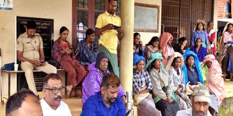 പ്രിയദര്‍ശിനി ടീ എസ്‌റ്റേറ്റിലെ തൊഴിലാളികള്‍  എസ്‌റ്റേറ്റ് ഓഫീസ് ഉപരോധിക്കുന്നു