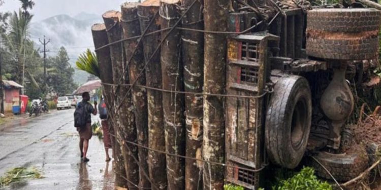 തടി കയറ്റിയ ലോറി നിയന്ത്രണം വിട്ടു മറിഞ്ഞു