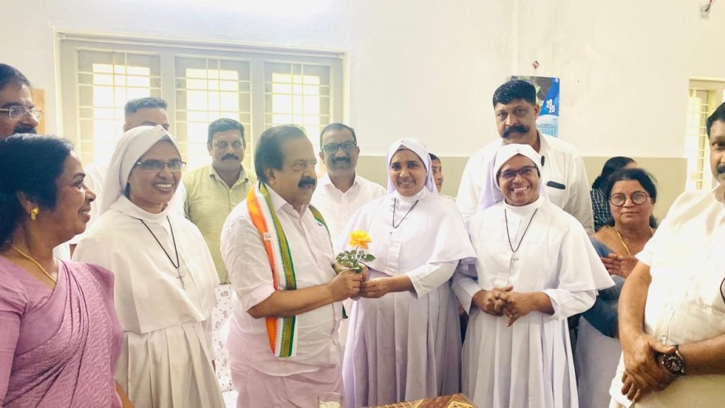 രമേശ്‌ ചെന്നിത്തല മാനന്തവാടി സമരിട്ടൻ ഭവൻ ഓൾഡ് ഏജ് ഹോം സന്ദർശിച്ചു